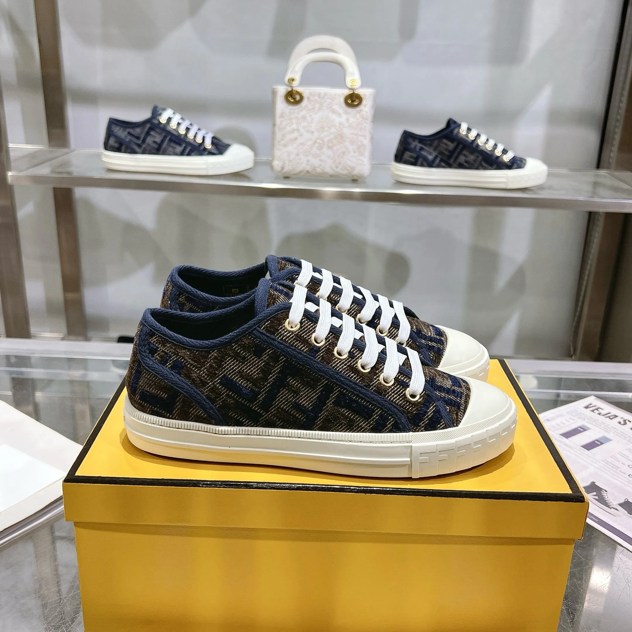 Couple style 💰460❤️Fendi Fendi's latest couple canvas shoes ❑ Fabric: Original customized imported jacquard canvas material ❑ Inner lining: Imported canvas material ❑ Sole: Original molded non-slip TPU outsole ❑ Bottom thickness: 2.5cm ❑ Size: Women's 35-40/Men's 39-45
